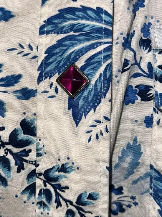 Women’s Sleeveless Blue Floral Button-Front Shirt - Picture 3 of 8